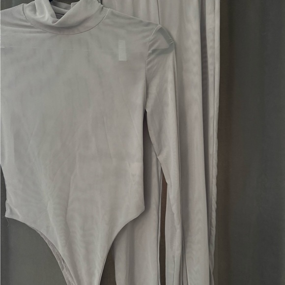 Elegant Grey Bodysuit and Pants Set - Picture 3 of 5